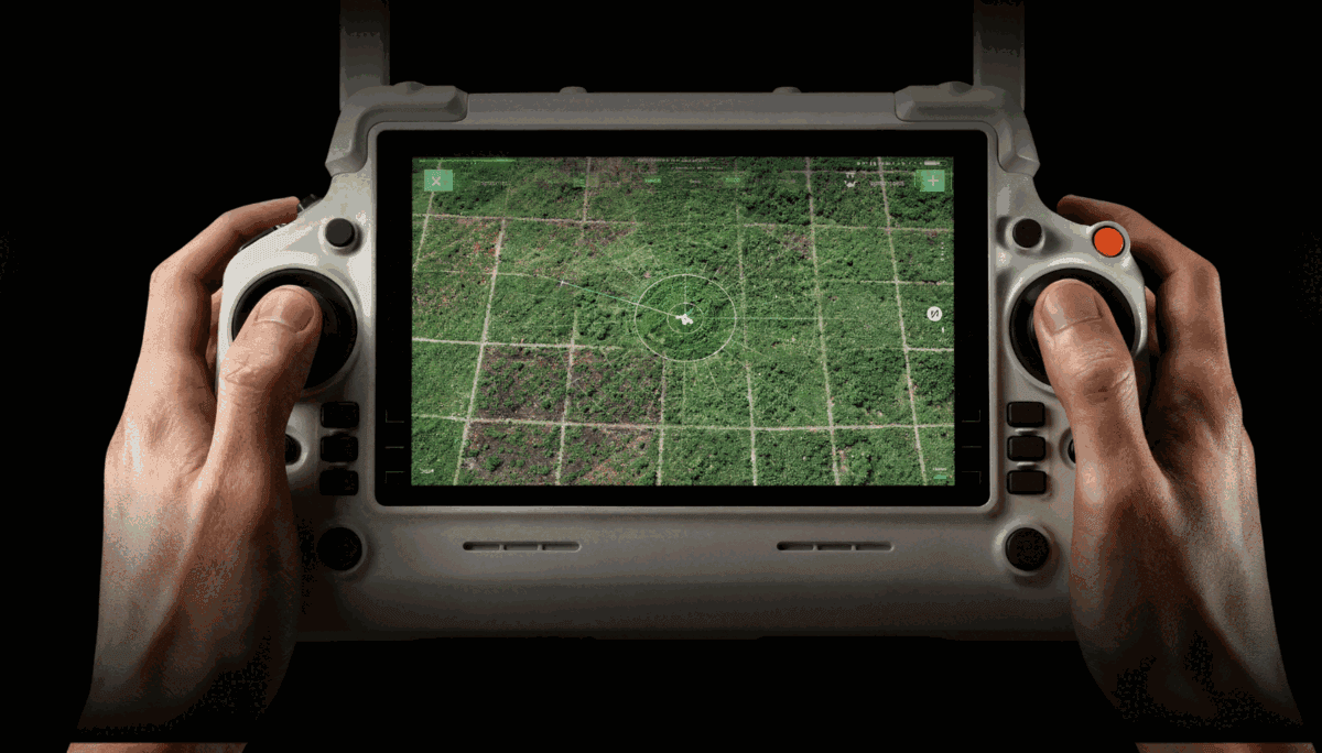 Control remoto mostrando el software de MXD sobre un cultivo monitoreado en tiempo real
